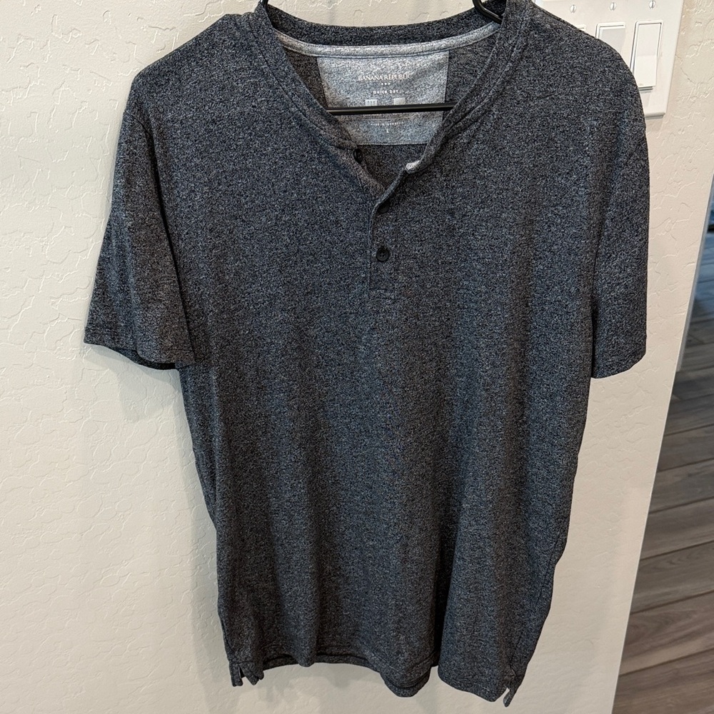 Banana Republic Factory Men's Dark Charcoal Henley Short-Sleeve Shirt